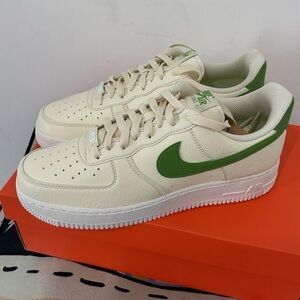 Nike Air Force 1 coconut milk/chlorophyll green